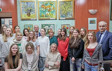 В университете открылась выставка живописи Елены Васильевой «Мир в цветах»